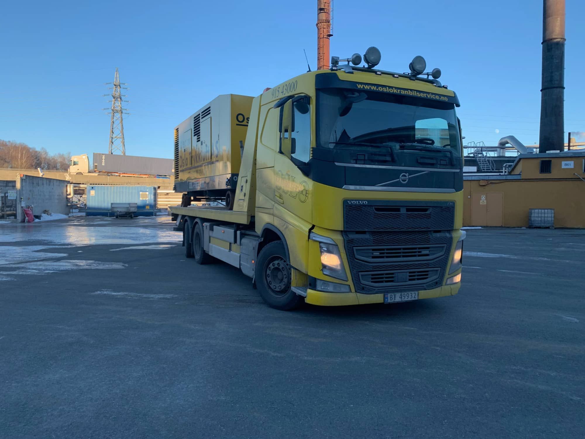 Gul lastebil som står parkert på plass