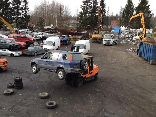 Truck løfter bilvrak